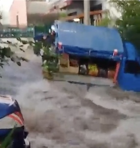 https://www.ragusanews.com/immagini_articoli/14-11-2024/maltempo-a-catania-il-camioncino-della-frutta-spazzato-via-dalla-corrente-video-300.jpg