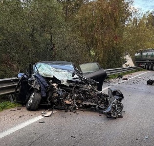 https://www.ragusanews.com/immagini_articoli/14-12-2024/1734175099-auto-con-cinque-giovani-contro-una-cisterna-sulla-palermo-agrigento-due-morti-e-tre-feriti-1-300.jpg