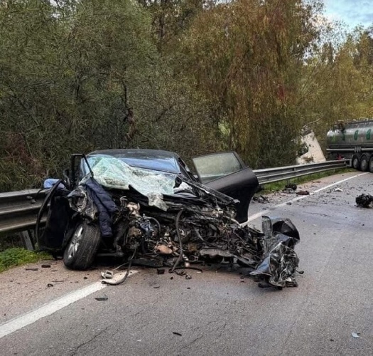 https://www.ragusanews.com/immagini_articoli/14-12-2024/1734175099-auto-con-cinque-giovani-contro-una-cisterna-sulla-palermo-agrigento-due-morti-e-tre-feriti-1-500.jpg