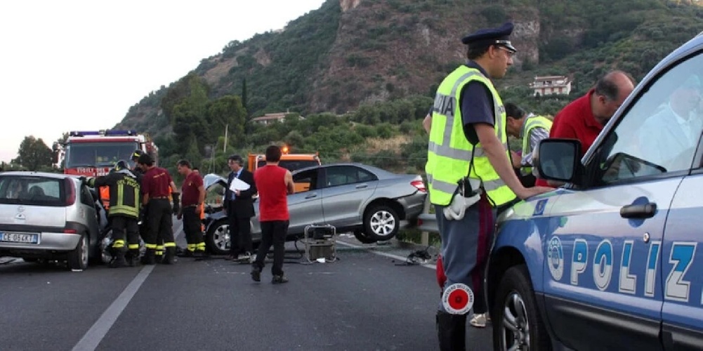 https://www.ragusanews.com/immagini_articoli/14-12-2024/auto-con-cinque-giovani-contro-una-cisterna-sulla-palermo-agrigento-due-morti-e-tre-feriti-500.jpg