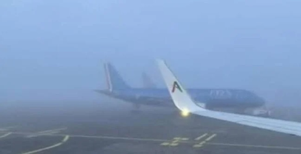 https://www.ragusanews.com/immagini_articoli/14-12-2024/nebbia-a-fontanarossa-voli-dirottati-o-cancellati-a-catania-500.jpg