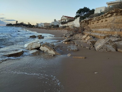 https://www.ragusanews.com/immagini_articoli/15-01-2024/1705312341-ecco-la-spiaggia-di-punta-secca-i-crolli-l-inerzia-3-300.jpg