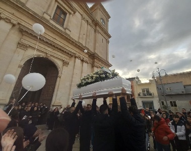 https://www.ragusanews.com/immagini_articoli/15-01-2025/celebrati-i-funerali-di-gianmarco-campagnolo-aveva-13-anni-300.jpg