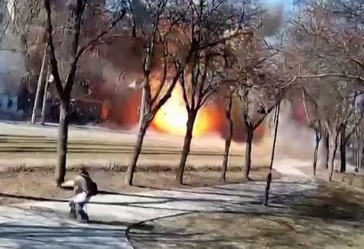 https://www.ragusanews.com/immagini_articoli/15-03-2022/ucraina-all-improvviso-la-bomba-a-pochi-metri-video-280.jpg
