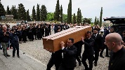 https://www.ragusanews.com/immagini_articoli/15-04-2024/roberto-cavalli-celebrati-i-funerali-100.jpg