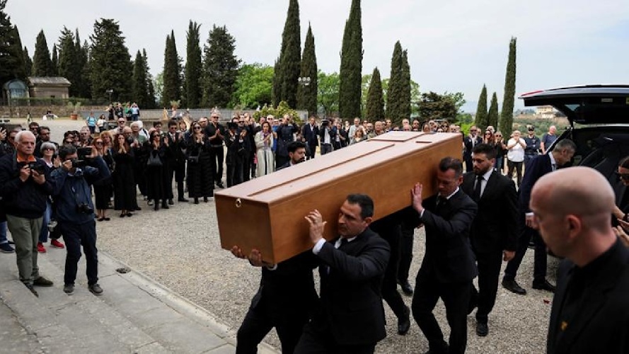 https://www.ragusanews.com/immagini_articoli/15-04-2024/roberto-cavalli-celebrati-i-funerali-500.jpg