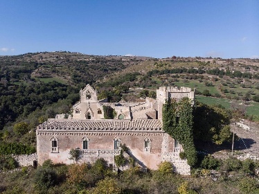 https://www.ragusanews.com/immagini_articoli/15-07-2021/1626366731-ragusa-il-fantasma-della-dama-e-il-castello-invenduto-foto-2-280.jpg