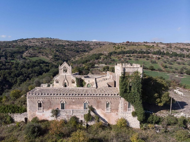 https://www.ragusanews.com/immagini_articoli/15-07-2021/1626366731-ragusa-il-fantasma-della-dama-e-il-castello-invenduto-foto-2-500.jpg