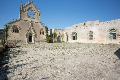 https://www.ragusanews.com/immagini_articoli/15-07-2021/1626366735-ragusa-il-fantasma-della-dama-e-il-castello-invenduto-foto-4-280.jpg