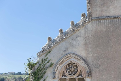 https://www.ragusanews.com/immagini_articoli/15-07-2021/1626366738-ragusa-il-fantasma-della-dama-e-il-castello-invenduto-foto-6-280.jpg