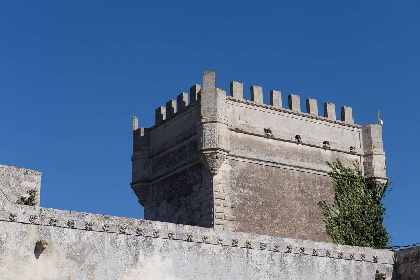 https://www.ragusanews.com/immagini_articoli/15-07-2021/1626366743-ragusa-il-fantasma-della-dama-e-il-castello-invenduto-foto-9-280.jpg