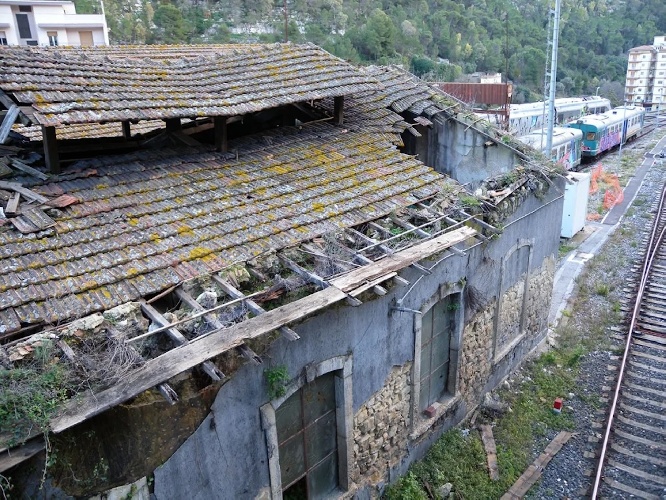 https://www.ragusanews.com/immagini_articoli/15-07-2024/modica-crolla-il-tetto-dell-antico-deposito-locomotive-500.jpg