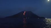 https://www.ragusanews.com/immagini_articoli/15-08-2024/lo-stromboli-per-ferragosto-da-spettacolo-con-la-sciara-del-fuoco-100.jpg