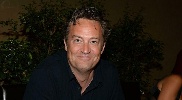 https://www.ragusanews.com/immagini_articoli/15-08-2024/matthew-perry-cinque-arresti-tra-cui-l-assistente-personale-e-due-medici-100.jpg