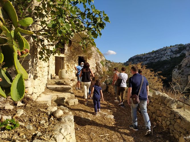 https://www.ragusanews.com/immagini_articoli/15-10-2020/le-vie-dei-tesori-occasione-per-visitare-le-grotte-di-chiafura-500.jpg