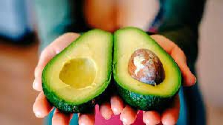 https://www.ragusanews.com/immagini_articoli/15-11-2021/avocado-proprieta-e-benefici-per-la-salute-500.jpg