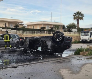 https://www.ragusanews.com/immagini_articoli/16-01-2025/1737044214-cappotta-una-lamborghini-urus-a-scicli-auto-in-fiamme-vicino-benzinaio-a-bordo-una-donna-2-300.jpg