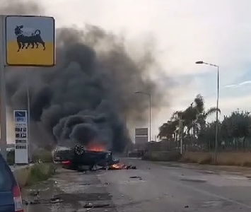 https://www.ragusanews.com/immagini_articoli/16-01-2025/1737049749-suv-lamborghini-urus-in-fiamme-sulla-scicli-donnalucata-foto-e-video-2-300.jpg