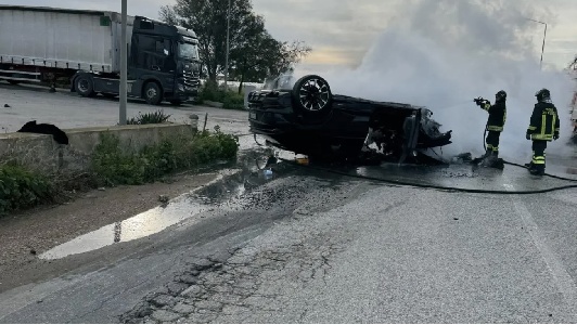 https://www.ragusanews.com/immagini_articoli/16-01-2025/1737101819-suv-lamborghini-urus-in-fiamme-sulla-scicli-donnalucata-foto-e-video-3-300.jpg