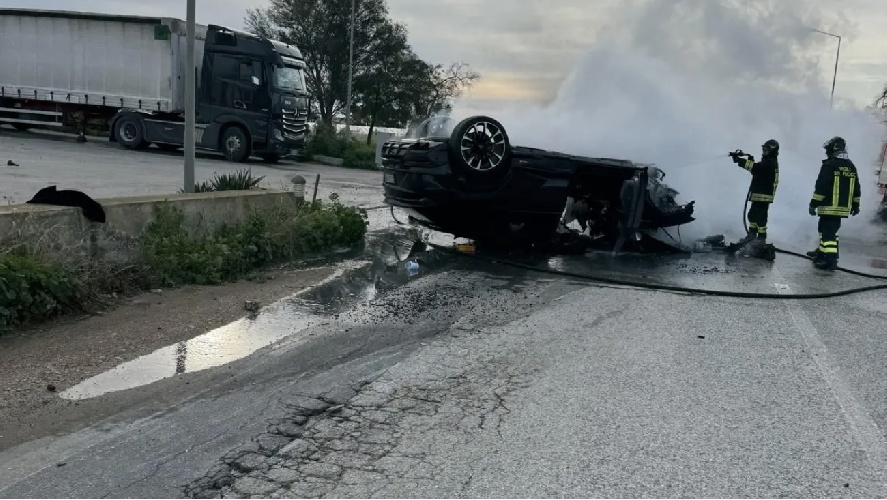 https://www.ragusanews.com/immagini_articoli/16-01-2025/1737101819-suv-lamborghini-urus-in-fiamme-sulla-scicli-donnalucata-foto-e-video-3-500.jpg