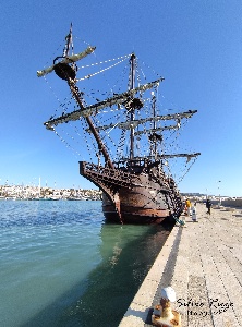 https://www.ragusanews.com/immagini_articoli/16-02-2024/1708080032-il-galeon-andalucia-e-al-porto-turistico-di-marina-di-ragusa-1-300.jpg