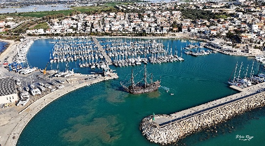 https://www.ragusanews.com/immagini_articoli/16-02-2024/1708080036-il-galeon-andalucia-e-al-porto-turistico-di-marina-di-ragusa-4-300.jpg