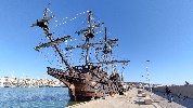 https://www.ragusanews.com/immagini_articoli/16-02-2024/il-galeon-andalucia-e-al-porto-turistico-di-marina-di-ragusa-100.jpg