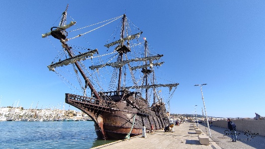 https://www.ragusanews.com/immagini_articoli/16-02-2024/il-galeon-andalucia-e-al-porto-turistico-di-marina-di-ragusa-300.jpg