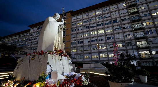 https://www.ragusanews.com/immagini_articoli/16-03-2025/papa-francesco-graduali-miglioramenti-ridotta-ventilazione-meccanica-non-invasiva-300.jpg