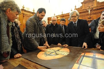 https://www.ragusanews.com/immagini_articoli/16-04-2019/sgarbi-il-crollo-cupola-di-noto-piu-grave-di-notre-dame-240.jpg