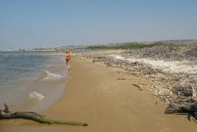 https://www.ragusanews.com/immagini_articoli/16-05-2024/marina-di-ragusa-vietato-il-bagno-nella-spiaggia-degli-americani-500.jpg