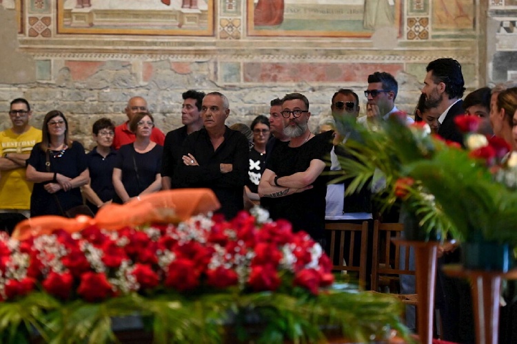 https://www.ragusanews.com/immagini_articoli/16-06-2023/i-funerali-di-francesco-nuti-500.jpg