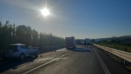 https://www.ragusanews.com/immagini_articoli/16-07-2024/1721112818-mortale-sulla-ragusa-catania-morto-un-23enne-di-lentini-1-300.jpg