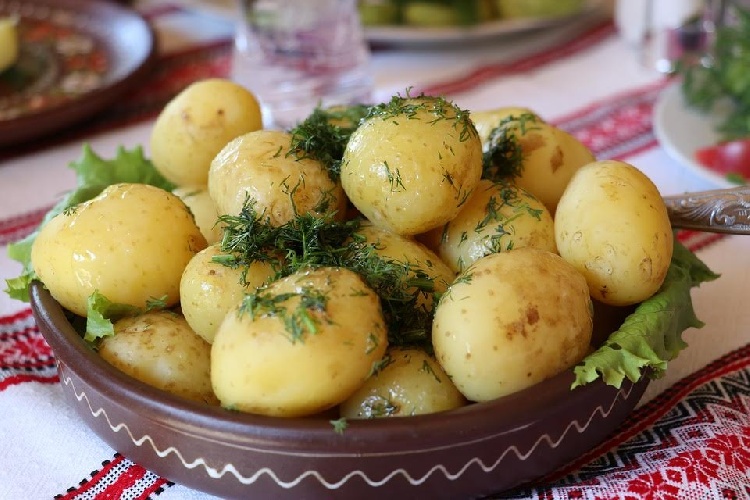 https://www.ragusanews.com/immagini_articoli/16-10-2021/dieta-delle-patate-per-dimagrire-5-kg-in-2-giorni-500.jpg