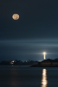 https://www.ragusanews.com/immagini_articoli/16-10-2024/il-faro-di-punta-secca-e-la-luna-foto-300.jpg