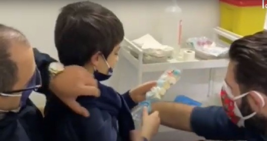 https://www.ragusanews.com/immagini_articoli/16-12-2021/mattia-7-anni-primo-bambino-siciliano-vaccinato-io-non-ho-paura-280.jpg