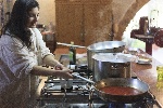 https://www.ragusanews.com/immagini_articoli/17-03-2024/strazzanti-emilia-e-il-suo-amore-per-la-cucina-100.jpg