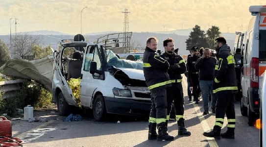 https://www.ragusanews.com/immagini_articoli/17-03-2025/1742230560-incidente-a-carlentini-uno-dei-3-morti-ha-solo-18-anni-tornavano-da-lavoro-1-300.jpg