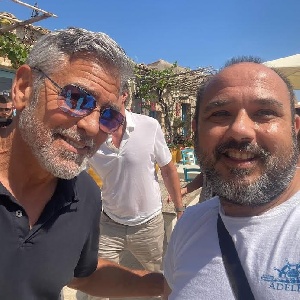 https://www.ragusanews.com/immagini_articoli/17-06-2023/1687019113-george-clooney-in-vacanza-tra-noto-e-marzamemi-1-300.jpg