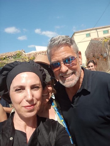 https://www.ragusanews.com/immagini_articoli/17-06-2023/george-clooney-in-vacanza-tra-noto-e-marzamemi-500.jpg