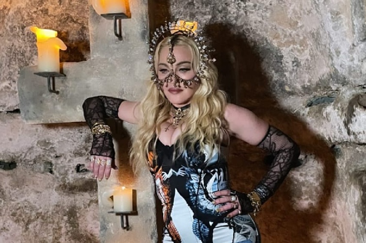 https://www.ragusanews.com/immagini_articoli/17-08-2021/madonna-festeggia-i-suoi-63-anni-in-puglia-500.jpg