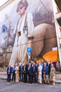 https://www.ragusanews.com/immagini_articoli/17-09-2024/1726557501-eccoli-i-carusi-i-giovani-lavoratori-delle-miniere-di-zolfo-in-un-murales-1-300.jpg