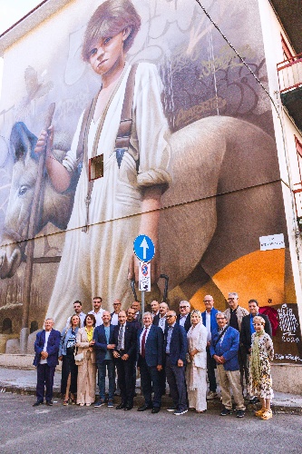 https://www.ragusanews.com/immagini_articoli/17-09-2024/1726557501-eccoli-i-carusi-i-giovani-lavoratori-delle-miniere-di-zolfo-in-un-murales-1-500.jpg