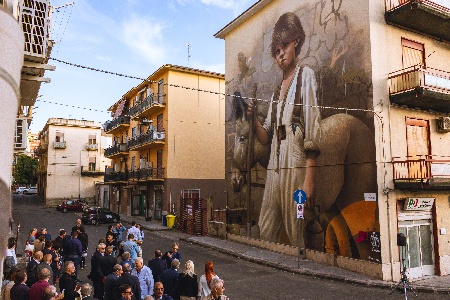 https://www.ragusanews.com/immagini_articoli/17-09-2024/1726557503-eccoli-i-carusi-i-giovani-lavoratori-delle-miniere-di-zolfo-in-un-murales-2-300.jpg