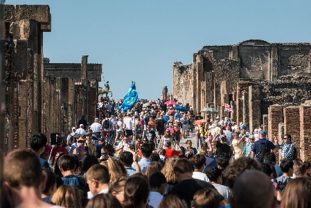 https://www.ragusanews.com/immagini_articoli/17-11-2024/a-pompei-via-al-numero-chiuso-contro-l-overtourism-300.jpg