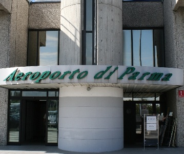 https://www.ragusanews.com/immagini_articoli/17-12-2024/aeroporto-di-comiso-sparisce-la-tratta-per-bologna-sostituita-da-parma-300.jpg