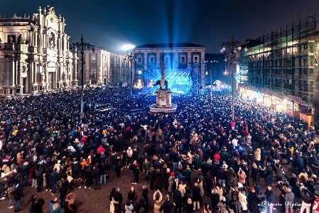 https://www.ragusanews.com/immagini_articoli/17-12-2024/capodanno-a-catania-su-canale-5-300.jpg