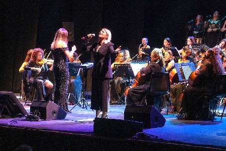 https://www.ragusanews.com/immagini_articoli/17-12-2024/deborah-iurato-e-la-women-orchestra-in-concerto-il-27-dicembre-a-vittoria-300.jpg