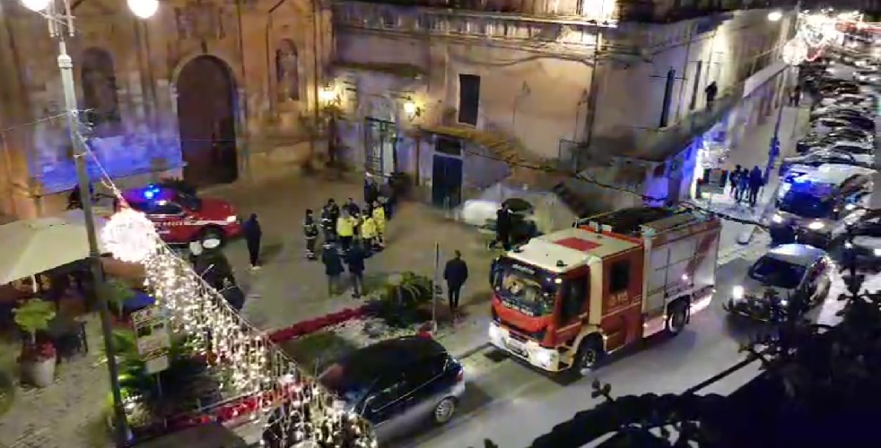 https://www.ragusanews.com/immagini_articoli/17-12-2024/modica-esplode-bomba-carta-in-frantumi-i-vetri-della-chiesa-di-san-domenico-accanto-al-municipio-500.jpg