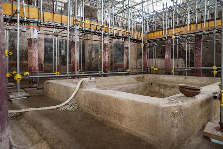 https://www.ragusanews.com/immagini_articoli/18-01-2025/pompei-scoperte-terme-private-accanto-alla-sala-dei-banchetti-300.jpg